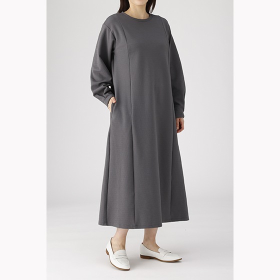 Uk1Lily ダークグレー 長袖ワンピース サイズ5 ヒヤっとしにくいキレイがつづくマルチテックワンピース｜くらしと生協